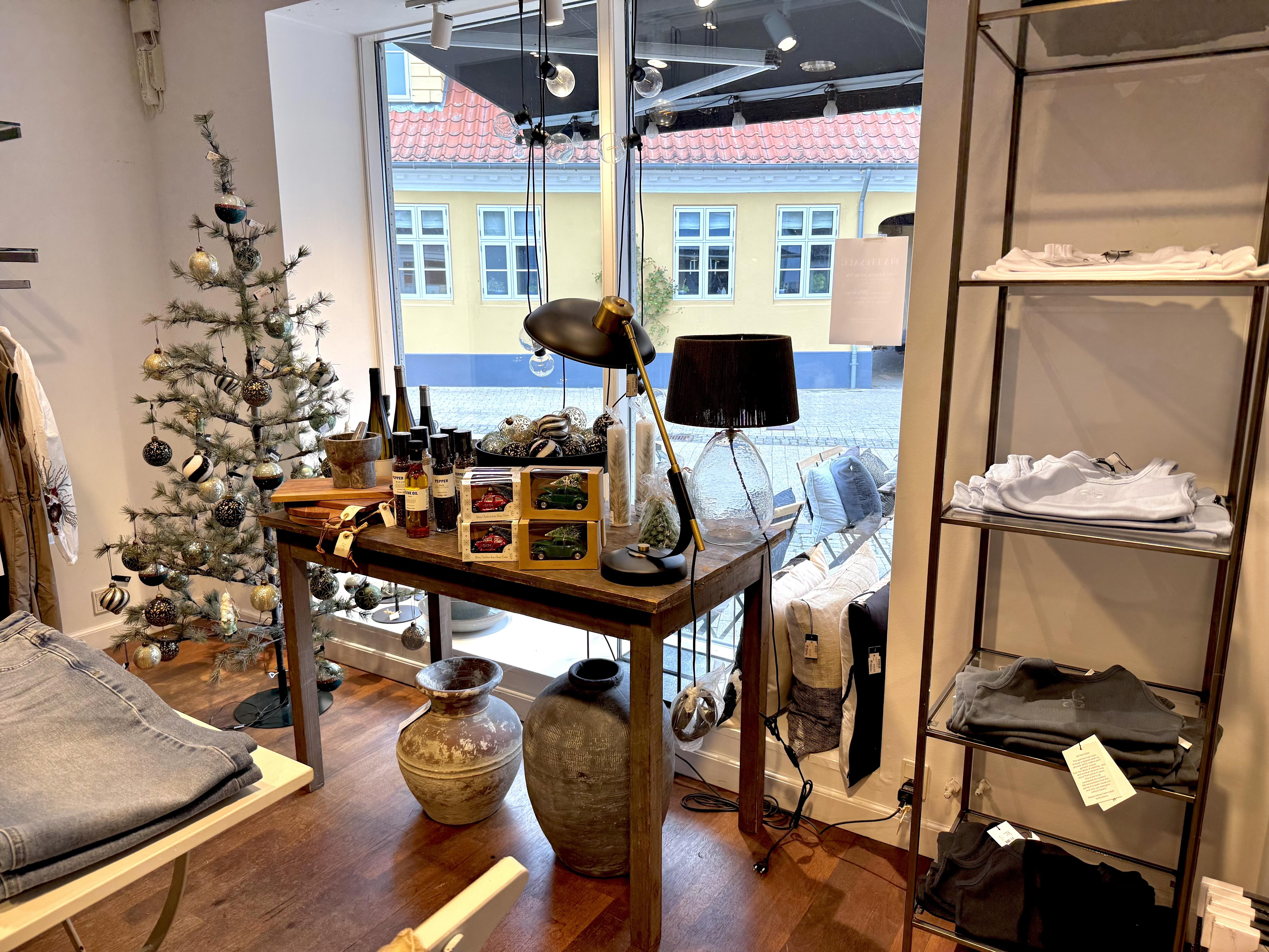 Et vindues kig ud på gågaden